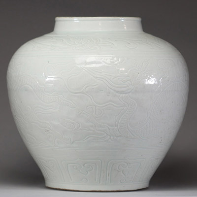 Vase chinois de forme balustre en porcelaine céladon à décor incisé de dragon, dynastie Qing
