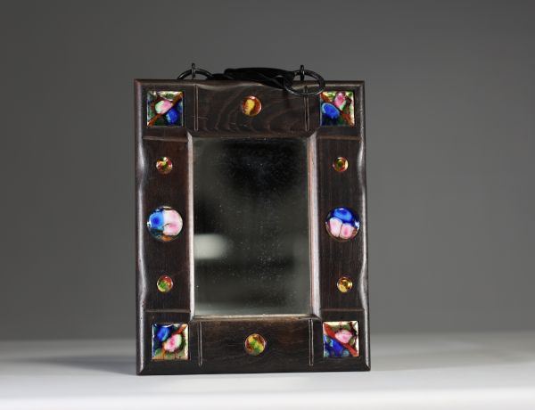 Miroir en bois et cabochons en émail sur cuivre.