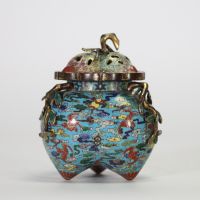 Rare brûle-parfum en bronze cloisonné en forme de fruit stylisé à couvercle ajouré, décor de rinceaux multicolores sur fond turquoise
