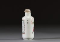 Chine - Tabatière en porcelaine polychrome famille rose 