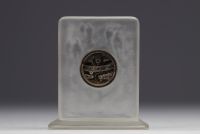 René LALIQUE (1860-1945), petite pendule en verre moulé à décor d'hirondelles vers 1930.