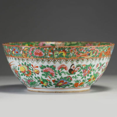 Chine - Grand bol en porcelaine polychrome de Canton à décor de fleurs et d'oiseaux.