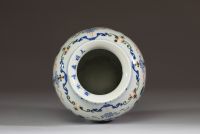 Chine - Vase en porcelaine Wucai à décor de personnages, début XXème.