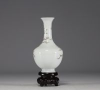 Chine - Vase en porcelaine de la famille rose à décor de branches fleuries, marque sous la pièce.