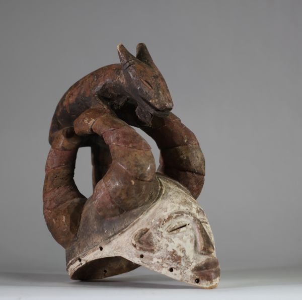 Masque Igbo « Agbogho mmuo », sud est Nigéria. Ce type de masque, porté exclusivement par des hommes initiés, incarne l'idéal de beauté, de pureté et de grâce féminines dans la société igbo. Il est utilisé lors des festivals et danses rituelles en l'honneur des ancêtres ou pour transmettre des valeurs morales à la communauté. Le masque présente un visage serein recouvert de kaolin blanc, couleur a