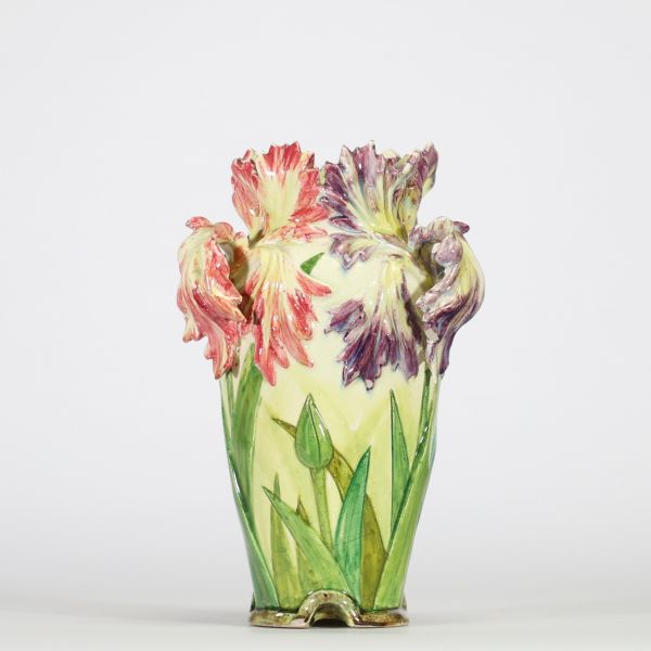 Delphin Massier (1836–1907) Vase en barbotine, Vallauris, vers 1900  Vase en céramique émaillée, décor en relief de tulipes sur fond de feuillage. Les fleurs forment les anses. Signature  sous la base : Delphin Massier / Vallauris (A.M.)