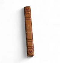 Marie Molitor (1868 – ?) Reliure Art nouveau pour La Cité ardente de Henry Carton de Wiart Vers 1905  Cuirs polychromes (jaune, rouge, rose, mauve clair et foncé) Cette reliure unique, réalisée en cuirs de quatre teintes contrastées, constitue un rare exemple d’application du langage de l’Art nouveau à l’art de la reliure. Son décor abstrait, composé d’arabesques souples et dynamiques, évoque avec