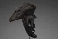 Afrique RDC - Masque Chokwé / Lovale en bois sculpté, cauris et fibre, Congo RDC / Angola, 1ère moitié XXème.