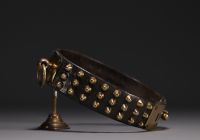 Rare collier de chien en cuir, clous et plaquette nominative en laiton, XIXème.