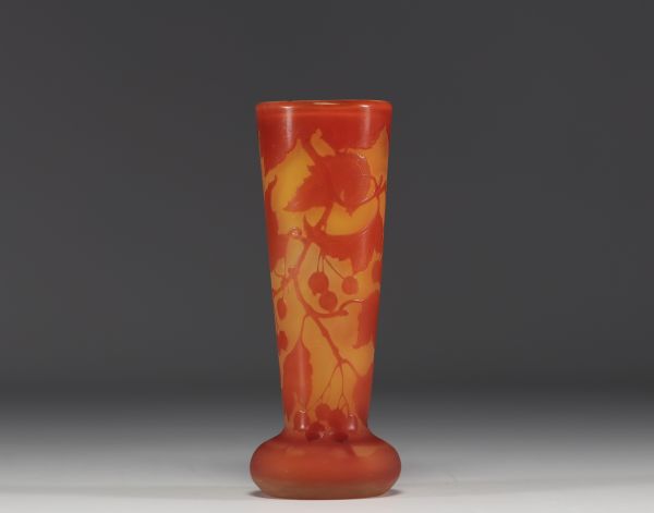 Émile GALLÉ (1846-1904) Vase en verre multicouche dégagé à l'acide à décor de baies.