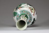 Chine - Vase en porcelaine à décor polychrome de la famille verte, style Kangxi, décor de guerriers