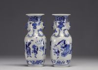 Chine - Paire de vases en porcelaine bleu blanc à décor de personnages, marque de Kangxi,  XIXe siècle.