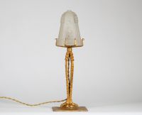 lampe de  table en fer forgé doré et verre moulé signé SABINO
