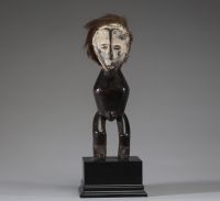Afrique RDC - Intéressante figure du Bwami Lega / Warega appelée Kakulu Ka Mpito en bois sculpté et poils, Congo RDC, 1ère moitié XXème.