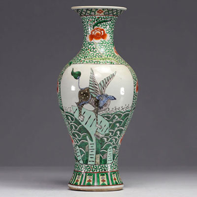 中国 - 一个绿色家族瓷器栏杆花瓶，饰有小鸟图案，19 世纪。