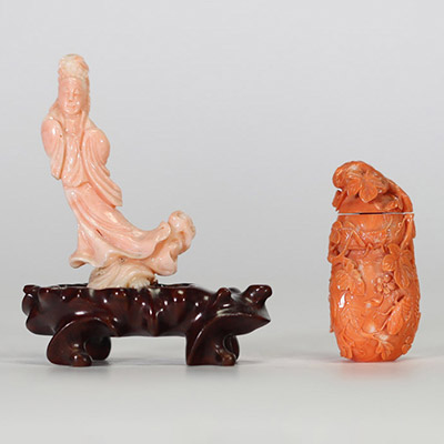 Chine, lot de deux sculptures en corail : une figure féminine et une tabatière finement sculptée de fleurs et d’insectes