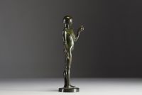 Henry ARNOLD (1879-1945) ‘Première Offrande’ Sculpture in bronze with green ptine, signed on the base and stamped Susse.