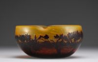DAUM Nancy - Four-lobed bowl in acid-etched multi-layered glass decorated with a lakeside landscape, signed.