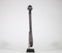 Herminette de prestige ornée d’une tête – Luba, RDC Herminette traditionnelle en bois et fer forgé, provenant du peuple Luba (République Démocratique du Congo). Le manche, finement sculpté, est orné d’une tête féminine stylisée