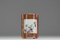 Chine - Petit vase en porcelaine polychrome à décor de personnages en cartouche, marque sous la pièce, d'époque XVIIIème.18eme
