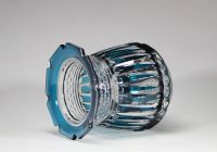 Val Saint Lambert – Vase en cristal doublé bleu à décor Art Déco  Élégant vase en cristal taillé, réalisé par la célèbre cristallerie belge Val Saint Lambert, en cristal doublé bleu. Le corps évasé es