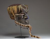 Afrique RDC - Masque Heaume Kuba Bushoong « Bwoom » en bois, cauris, poils et peau, Congo RDC.