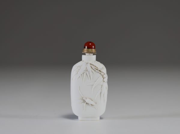 Chine - Tabatière en verre à décor en relief de coléoptère et de bambou, cabochon en agate, signature dans le décor et marque en creux sous la pièce, XIXème.