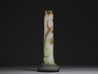 Établissements Émile GALLÉ (1846-1904) Vase en verre multicouche dégagé à l'acide à décor d'eucalyptus, signé à la base