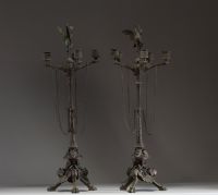 Grande paire de chandeliers à cinq branches surmontés de hérons, têtes de cariatides, de faunes et pates de bouc sur la base, époque Napoléon III.