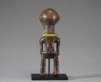 Afrique RDC - Statuette Luluwa ( Lulua) en bois et perles, Congo RDC, sur socle.