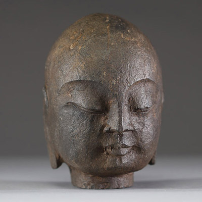 Tête de Bodhisattva Dizang (Kṣitigarbha) Impressionnante tête de bodhisattva sculptée, probablement Dizang en Chine (Jizō au Japon, Kṣitigarbha en sanskrit), représentée avec une grande douceur et une