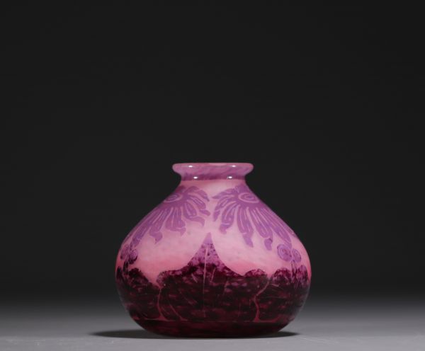 Le Verre Français - Vase en verre multicouche dégagé à l'acide à décor de dahlias, signé.