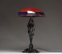 DAUM Nancy - Lampe de table Art Nouveau à piétement en fer forgé, dôme en verre à coloration intercalaire, signée Daum Nancy. 