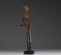 Afrique RDC - Herminette Mbala figurative en bois sculpté, lame divisée en deux boucles.
