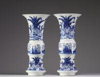 Chine - Paire de vases Gu en porcelaine blanc bleu à décor floral de coqs et poules , marque et époque Kangxi. Bon état