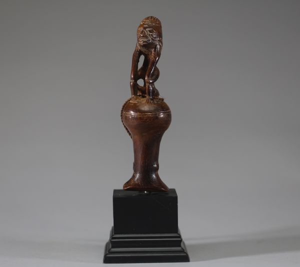 Afrique RDC - Sifflet Bakongo en bois sculpté, Congo RDC, 1ère moitié XXème, sur socle.