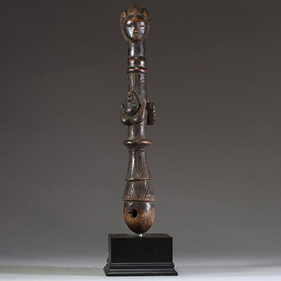 Afrique - Manche d’herminette Dan en bois sculpté, Côte d’Ivoire, début XXème, sur socle.