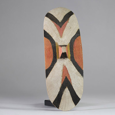 Bouclier de danse « Intore » Tutsi, Rwanda. Bois, polychromie.