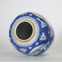 Chine, rare potiche en porcelaine bleue et blanche à décor de qilin dans des cartouches sur fond de prunus fleuris, marque au double cercle, dynastie Qing, XIXe siècle