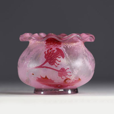 Cristallerie de Vallérysthal - Rare little ball vase in acid-etched multi-layered glass decorated with thistles, signed under the base.