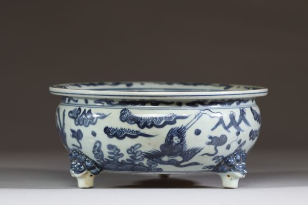 Chine - Brûle parfum en porcelaine blanc bleu à décor d'immortels, époque Ming.