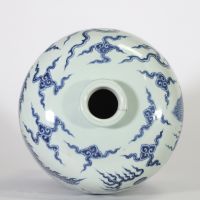Chine, époque Ming, vase de forme meiping en porcelaine bleu et blanc à décor de dragons évoluant parmi les nuées et les flots tumultueux.
