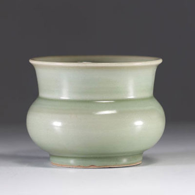 Chine - Vase en porcelaine monochrome céladon, dynastie Qing.