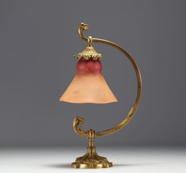 DAUM Nancy - Lampe tulipe en verre marmoréen, pied en bronze doré, signée.