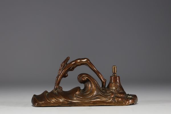 Briquet de table Art Déco en bronze en forme de femme plongeant en mer.