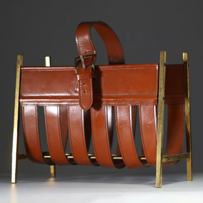 Jacques ADNET (1900-1984) Porte revues en laiton et cuir orange, vers 1940.