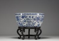 Chine - Jardinière en porcelaine blanc bleu à décor d'oiseaux et de fleurs.