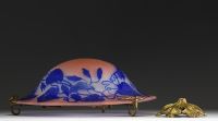 Émile GALLÉ (1846-1904) - Acid-etched multi-layered glass ceiling light decorated with blue bindweed flowers on a pink background, bronze frame, signed.