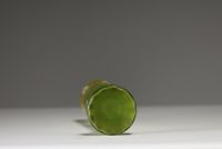 MONTJOYE - Vase en verre nuancé vert à décor de fleurs émaillées, vers 1900.