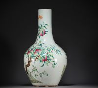 Chine - Imposant vase en porcelaine de la famille rose au décor des neuf pêches, dynastie Qing. (100cm de haut)